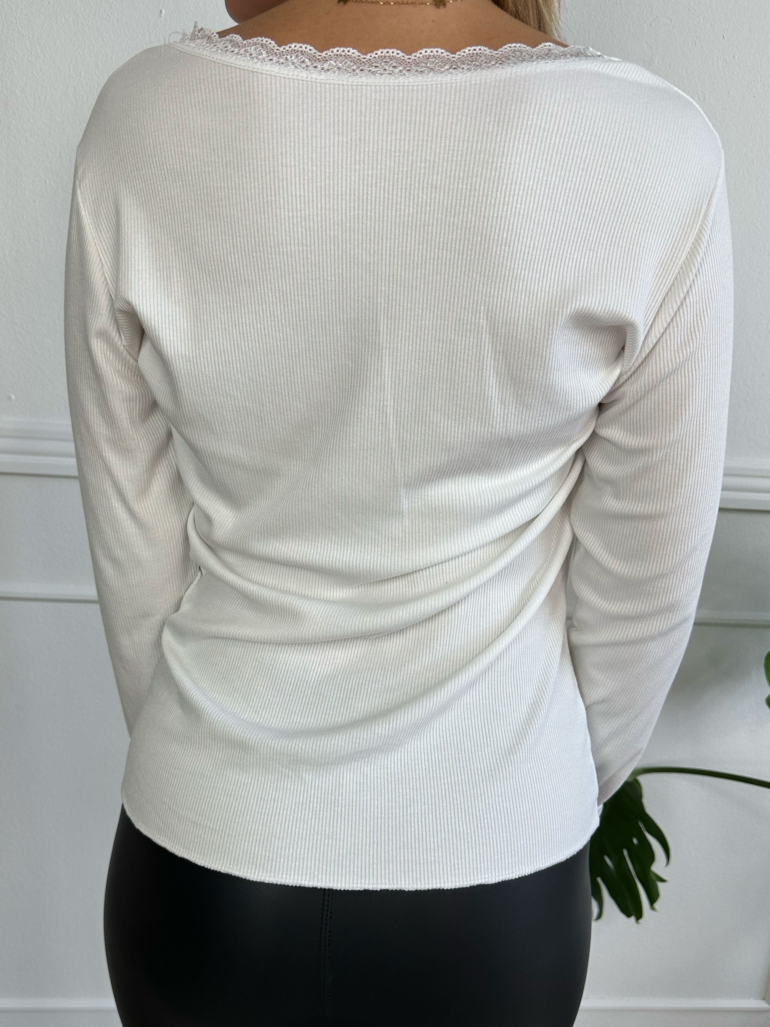 Ibina Long Sleeve - Söt blus med veck och spetskant